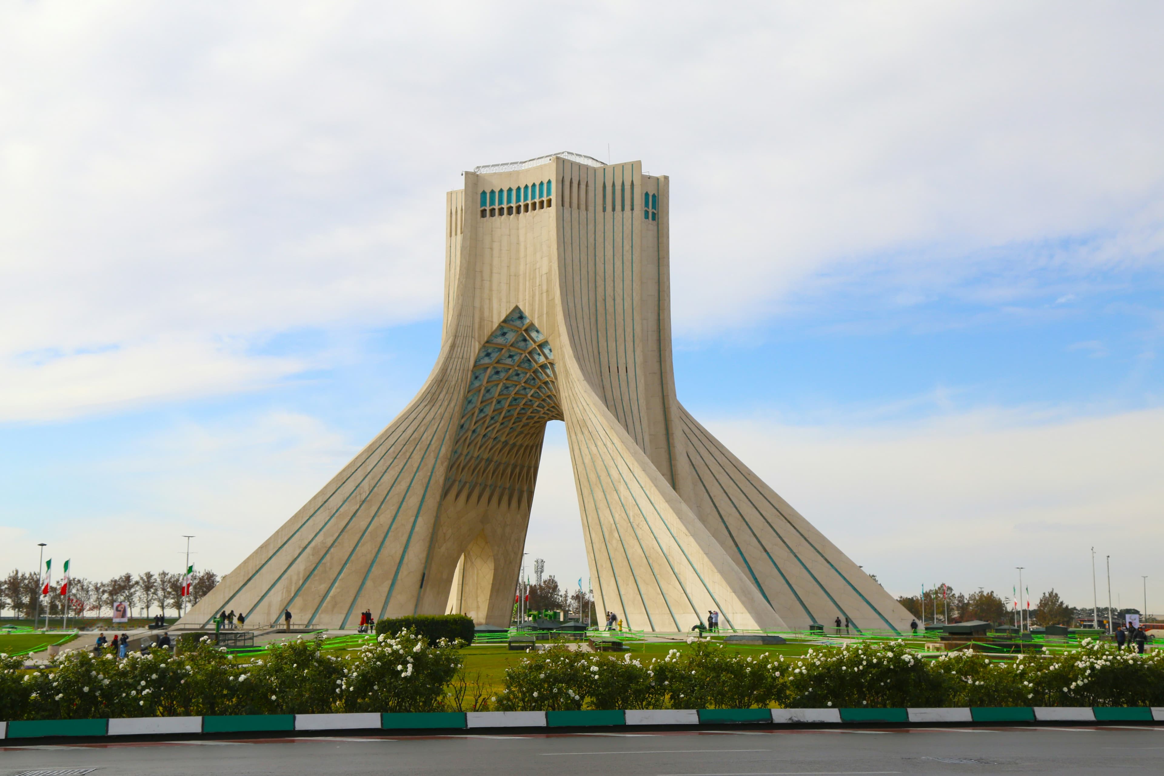 Teheran kaya akan sejarah dan spiritualitas Islam. Peziarah dapat mengunjungi makam suci Shah-Abdol-Azim dan Imamzadeh Saleh. Wisatawan juga bisa mengagumi arsitektur Persia-Islam di Istana Golestan serta menjelajahi sejarah di Grand Bazaar.