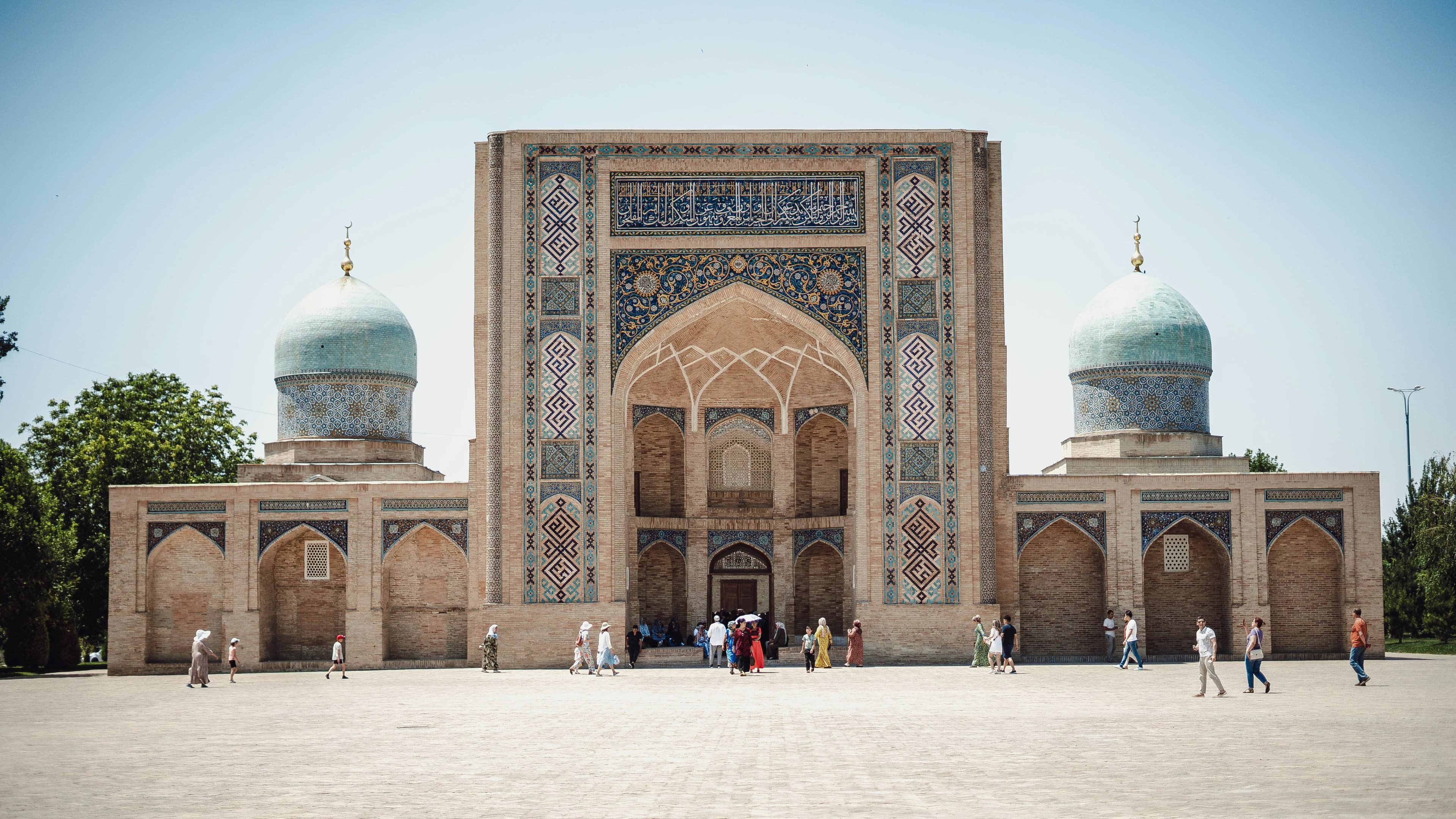 Tashkent memadukan warisan Islam kuno dan pesona modern. Daya tarik utamanya adalah Kompleks Hast Imam, tempat disimpannya Al-Quran Utsmani tertua di dunia. Peziarah juga wajib mengunjungi Madrasah Kukeldash bersejarah dan Masjid Minor yang megah.